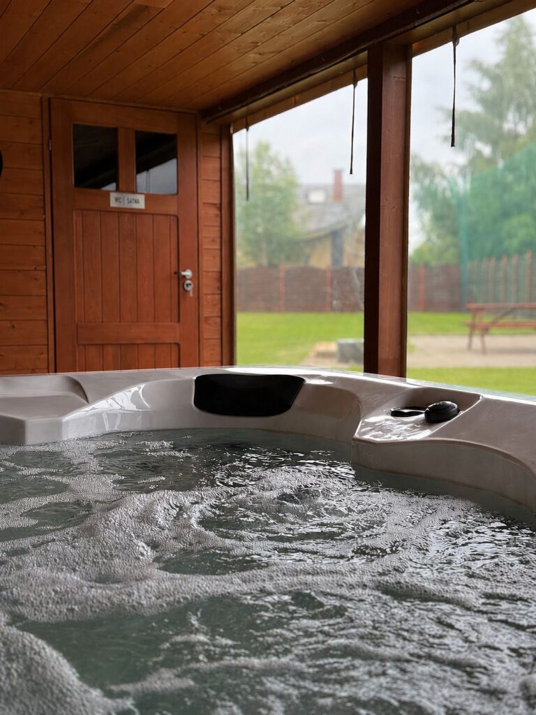 Jacuzzi w strefie relaksu Ośrodka kolonijnego Bazylak Nad morzem, dostępne dla kolonii, obozów i grup zorganizowanych.