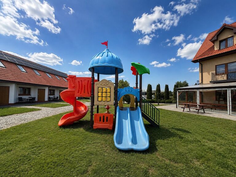 Kolorowy plac zabaw na terenie Ośrodka kolonijnego Bazylak Nad morzem, idealny dla kolonii, obozów i grup zorganizowanych.