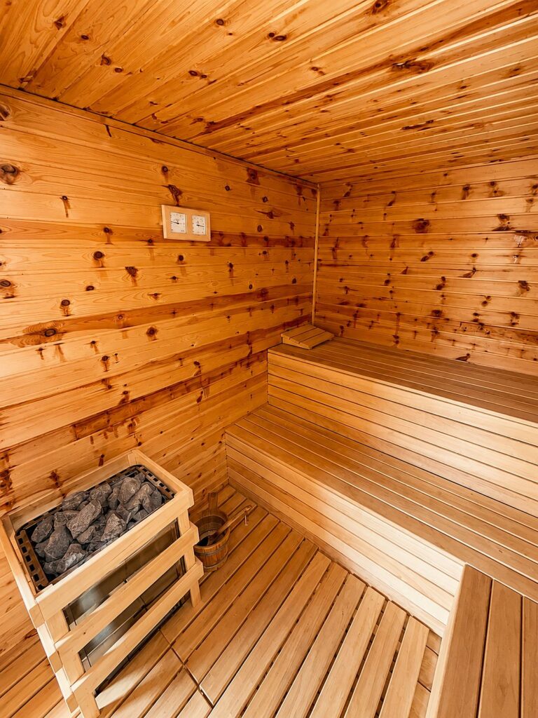 Sauna w Ośrodku kolonijnym Bazylak Nad morzem, dostępna dla kolonii, obozów i grup zorganizowanych jako element strefy rekreacyjnej.
