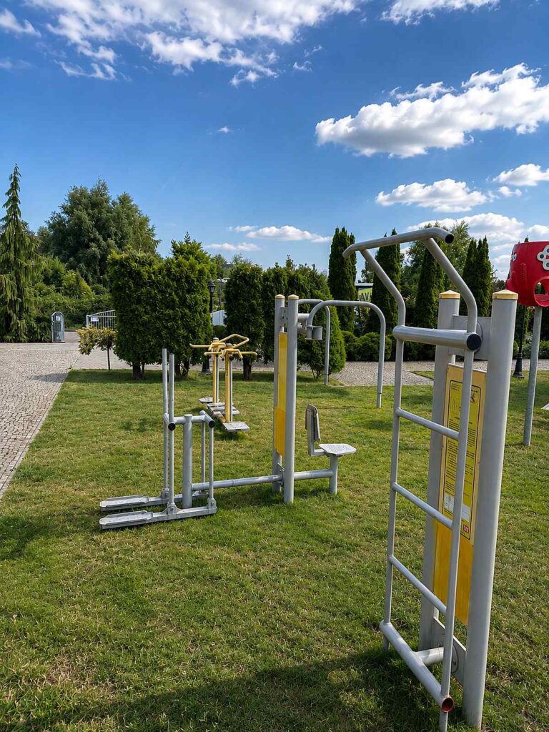 Siłownia zewnętrzna na terenie Ośrodka kolonijnego Bazylak Nad morzem, dostępna dla kolonii, obozów i grup zorganizowanych